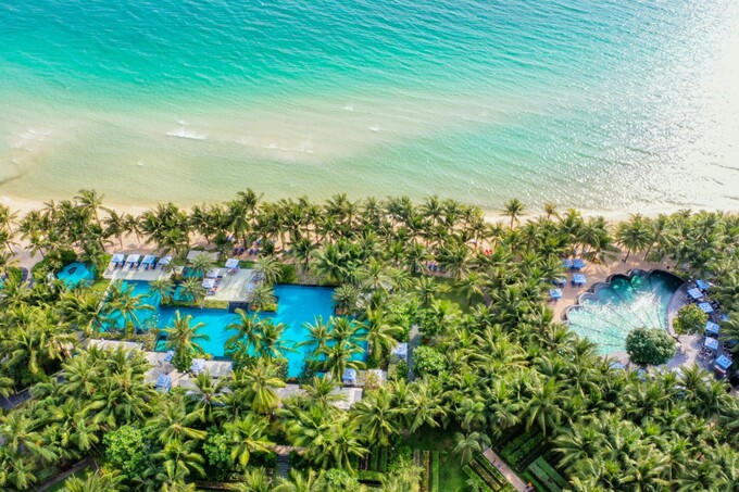 JW Marriott Phu Quoc Emerald Bay Resort & Spa với bể bơi con sò trứ danh &nbsp;