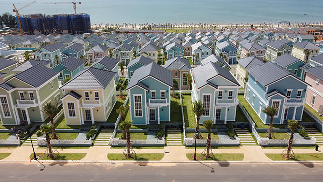 Trong bối cảnh lãi suất ngân hàng liên tục giảm, nhiều nhà đầu tư tìm đến những kênh đầu tư hấp dẫn hơn như bất động sản. (Ảnh second home Florida sắp bàn giao quý 3/2021 tại NovaWorld Phan Thiet). &nbsp;