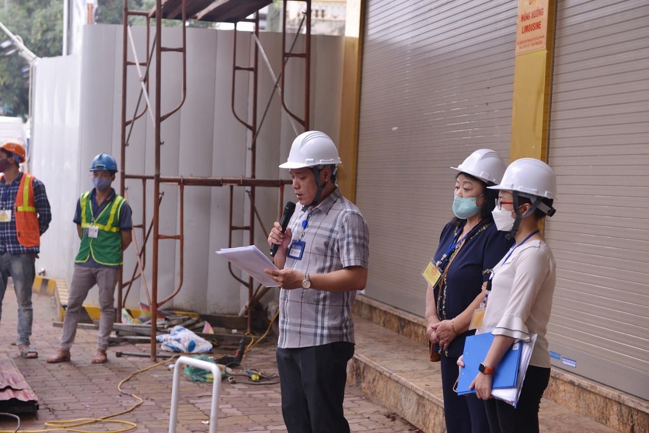 Đúng 8 giờ ngày 25/5, đại diện UBND Quận Đống Đa đọc quyết định cưỡng chế đối với công trình vi phạm &nbsp;