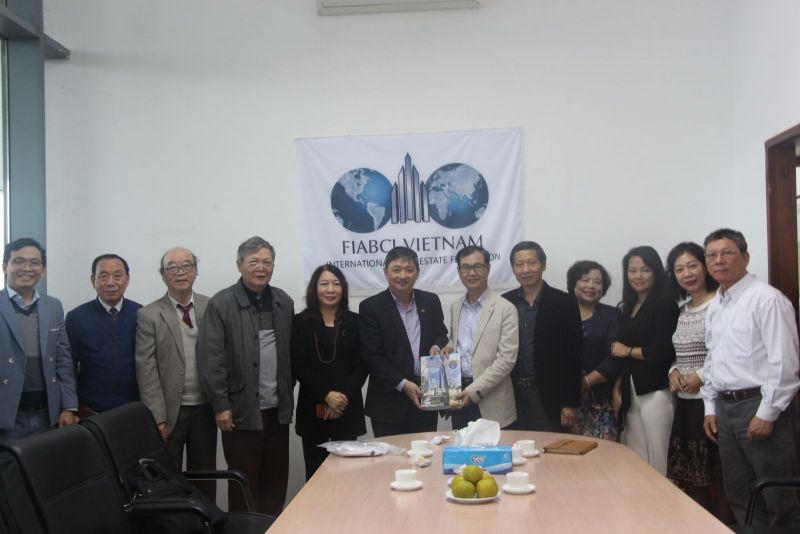 Đoàn VNREA chụp ảnh lưu niệm cùng đoàn Tổng hội Xây dựng Việt Nam tại buổi gặp mặt.