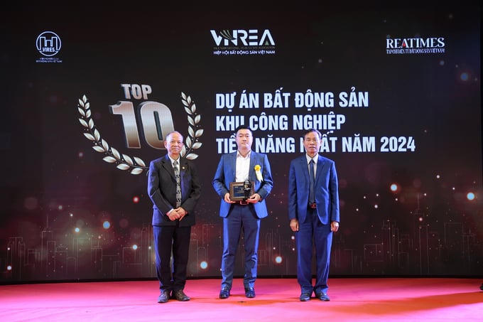 Đại diện ROX Living nhận giải Top10 dự án BĐS KCN tiềm năng nhất năm 2024