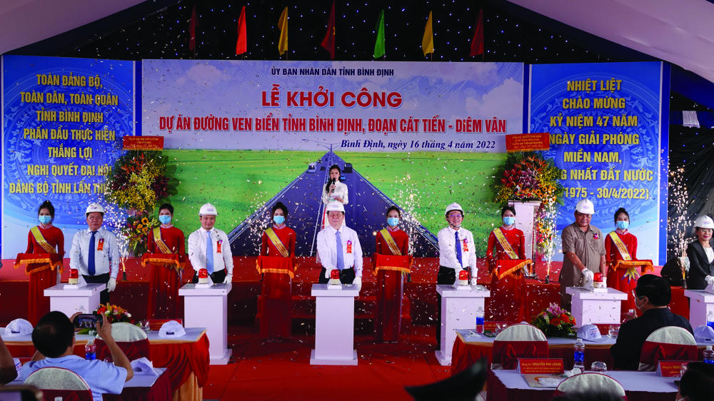 &nbsp;Trưởng Ban Tuyên giáo Trung ương Nguyễn Trọng Nghĩa và các đại biểu nhấn nút khởi công tuyến đường ven biển đoạn Cát Tiến-Diêm Vân. (Ảnh: Kha Phạm/TTXVN) &nbsp;