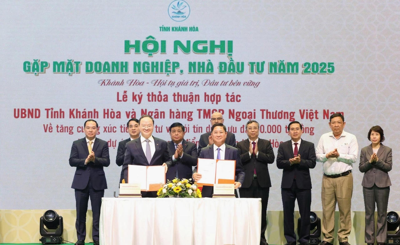 UBND tỉnh Khánh Hòa và Vietcombank ký thỏa thuận hợp tác về tăng cường xúc tiến đầu tư và gói tín dụng ưu đãi.&nbsp;