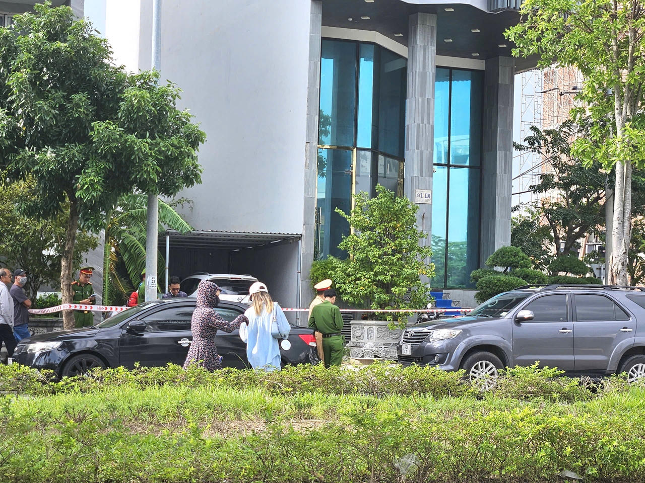 Lực lượng công an túc trực bên ngoài công ty để đảm bảo an ninh trật tự.&nbsp;