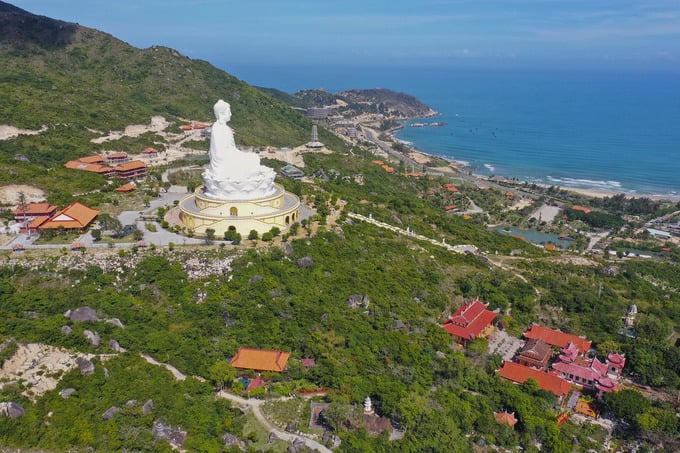 Tuyến đường đi qua nhiều khu du lịch nổi tiếng như Tâm linh Linh Phong (nơi có tượng Phật ngồi cao nhất Đông Nam Á), khu dã ngoại Trung Lương,...