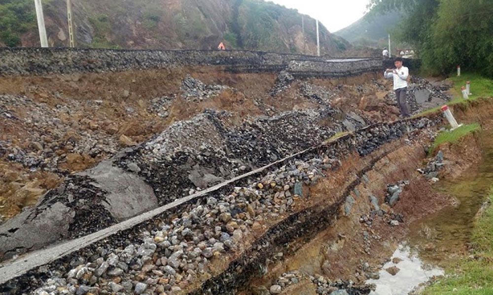 Nghệ An: Đoạn đường gần 70 tỷ đồng vừa xong đã vỡ toác