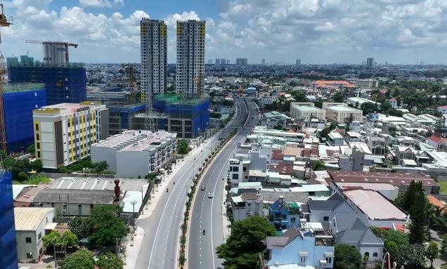 Dọc trục đường Đông Tây đã có nhiều dự án BĐS được triển khai. Ảnh: Hạ Vy &nbsp;