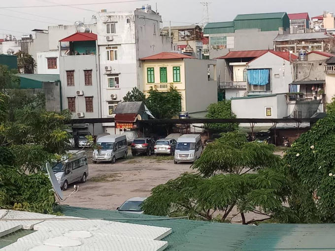 Bãi xe với quy mô khá lớn bên trong.