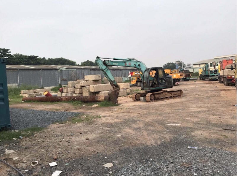 Dự án Tecco Felice Homes hiện vẫn chỉ là bãi đất trống, chưa có dấu hiệu xây dựng, xung quanh được quay hàng rào tôn. Bên trong chỉ có một vài thiết bị máy móc nằm bất động và không có bóng dáng của một công nhân nào. &nbsp;