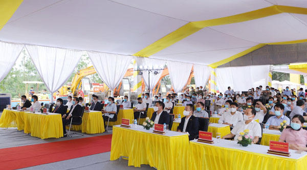 Các đại biểu dự lễ khởi công. &nbsp;