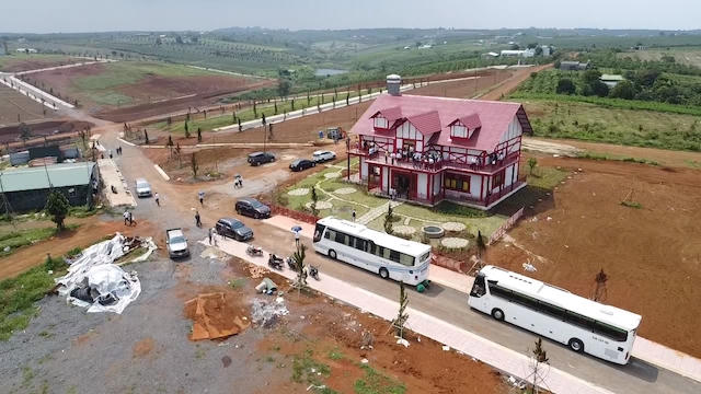 Công ty bất động sản dùng danh nghĩa cá nhân để gom mua đất nông nghiệp với số lượng lớn sau đó vẽ siêu khu nghỉ dưỡng phân lô rồi rao bán cho khách hàng. &nbsp;