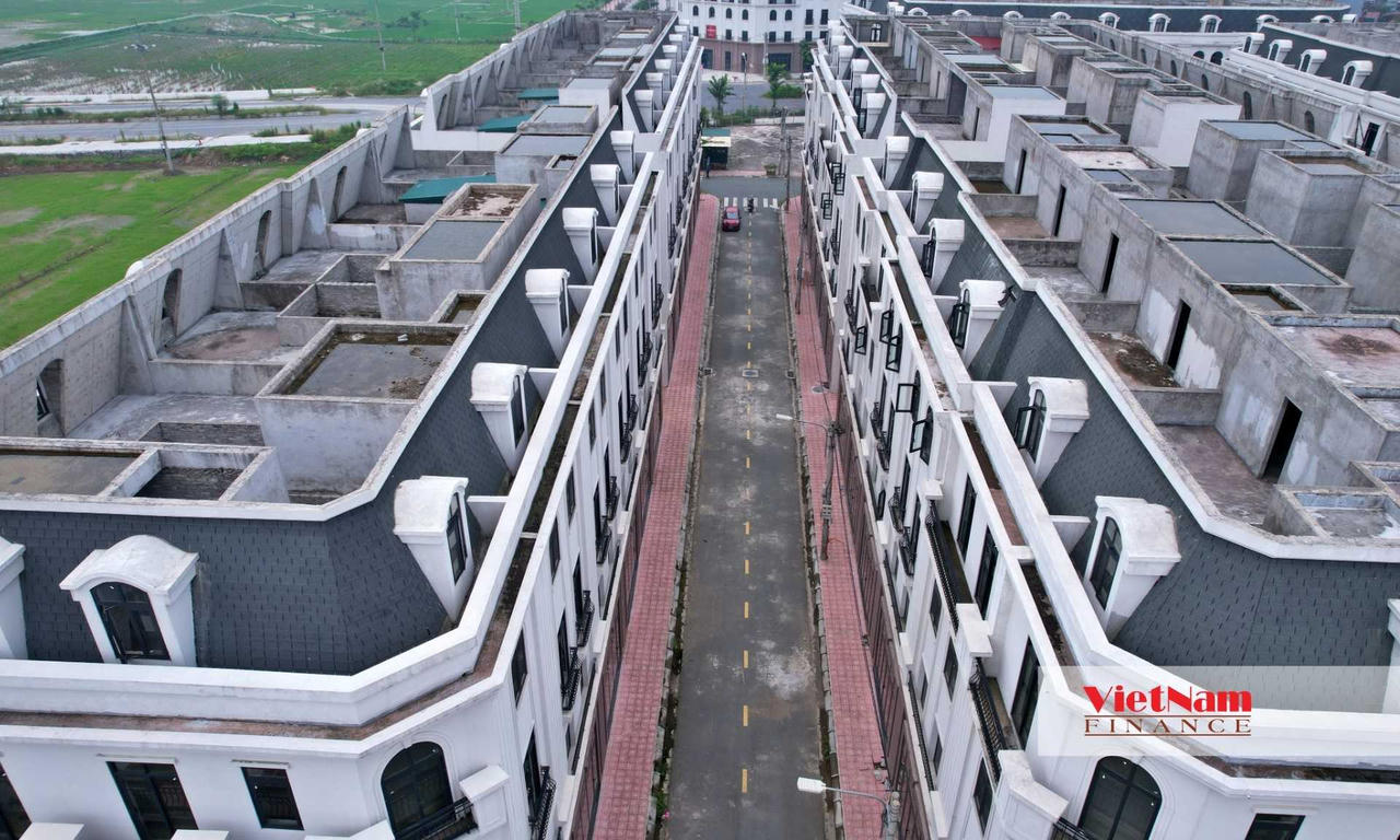 Theo môi giới, các căn shophouse dự án Sơn Đồng Central hiện có mức giá thấp nhất khoảng 109 triệu đồng/m2. Trong khi, giá cao nhất lên tới hơn 200 triệu đồng/m2 với những căn có mặt tiền đường Song Phương và Trịnh Văn Bô kéo dài.