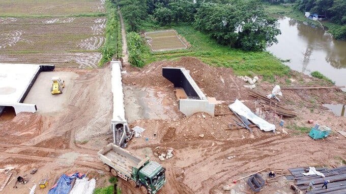 Các nhà thầu đang đẩy nhanh tiến độ thi công cầu vượt sông Cà Lồ nối hai huyện Sóc Sơn và Mê Linh. Ảnh: Internet &nbsp;