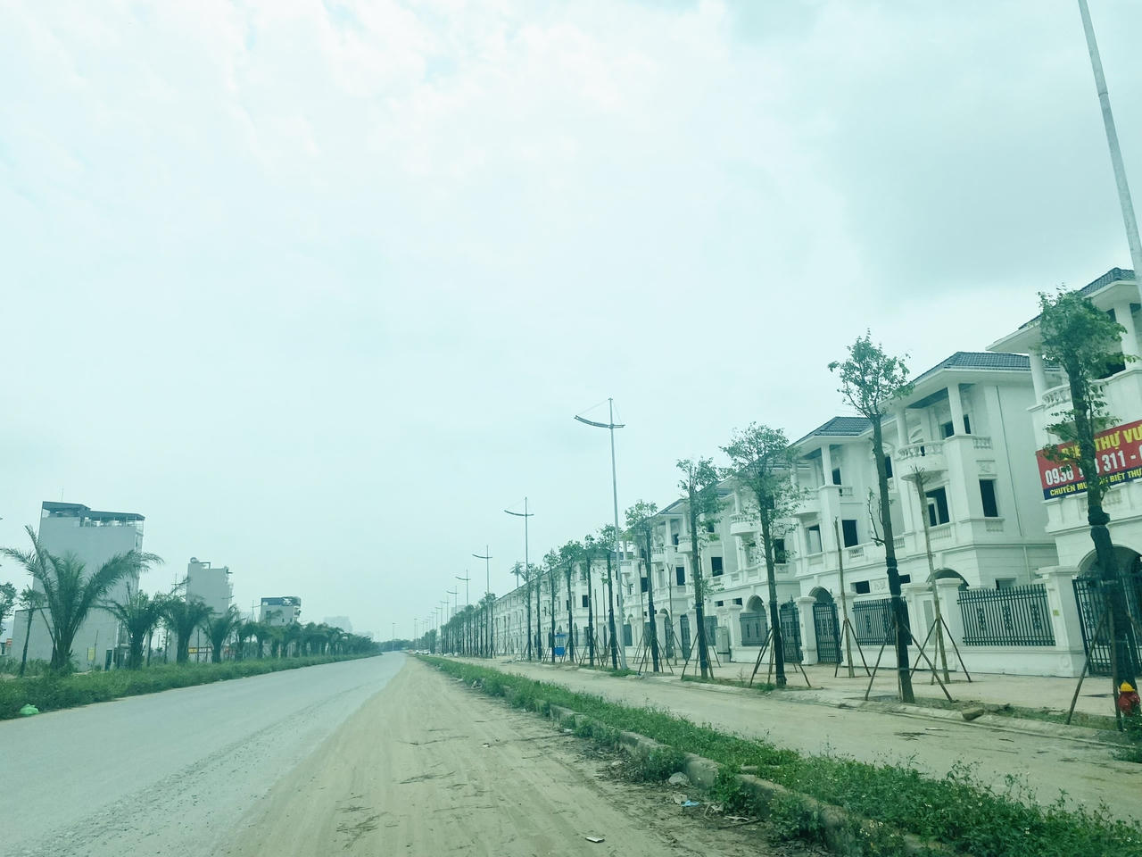 Hàng nghìn biệt thự triệu USD bỏ hoang trên đất ven đô đấu giá 133 triệu/m2