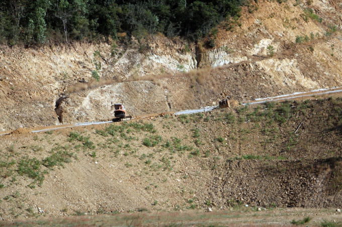 Đi theo con đường xuyên bãi đất dài gần hơn 100m mới đến con dốc thứ 2. Con đường chạy lên uốn lượn theo sườn núi. Cả một vạt rừng đã bị 