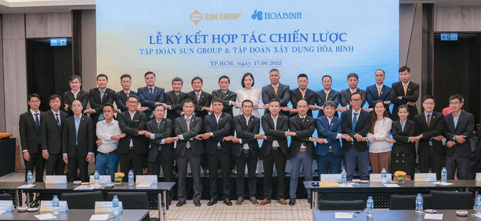 Hòa Bình và Tập đoàn Sun Group đã ký kết hợp tác chiến lược vào 17/6/2022 hứa hẹn mang lại doanh thu đáng kể cho Hòa Bình trong tương lai từ các dự án do Sungroup làm chủ đầu tư. &nbsp;