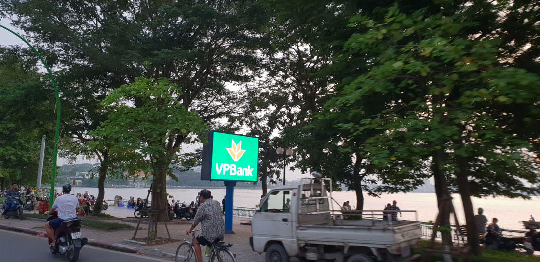Thu hồi 400 biển quảng cáo 'đấu thầu lại': Doanh nghiệp lo lắng
