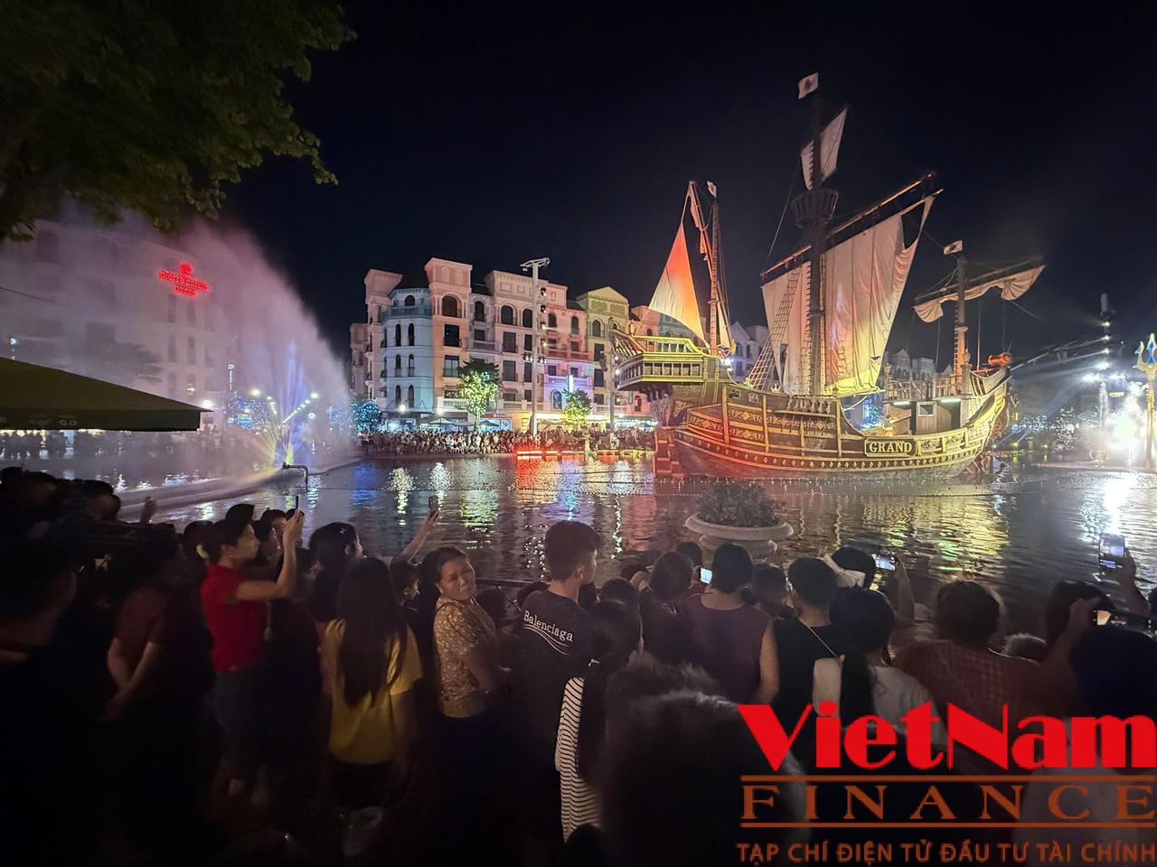 Phố đêm rực sáng tại Khu đô thị Ocean Park ở Hưng Yên