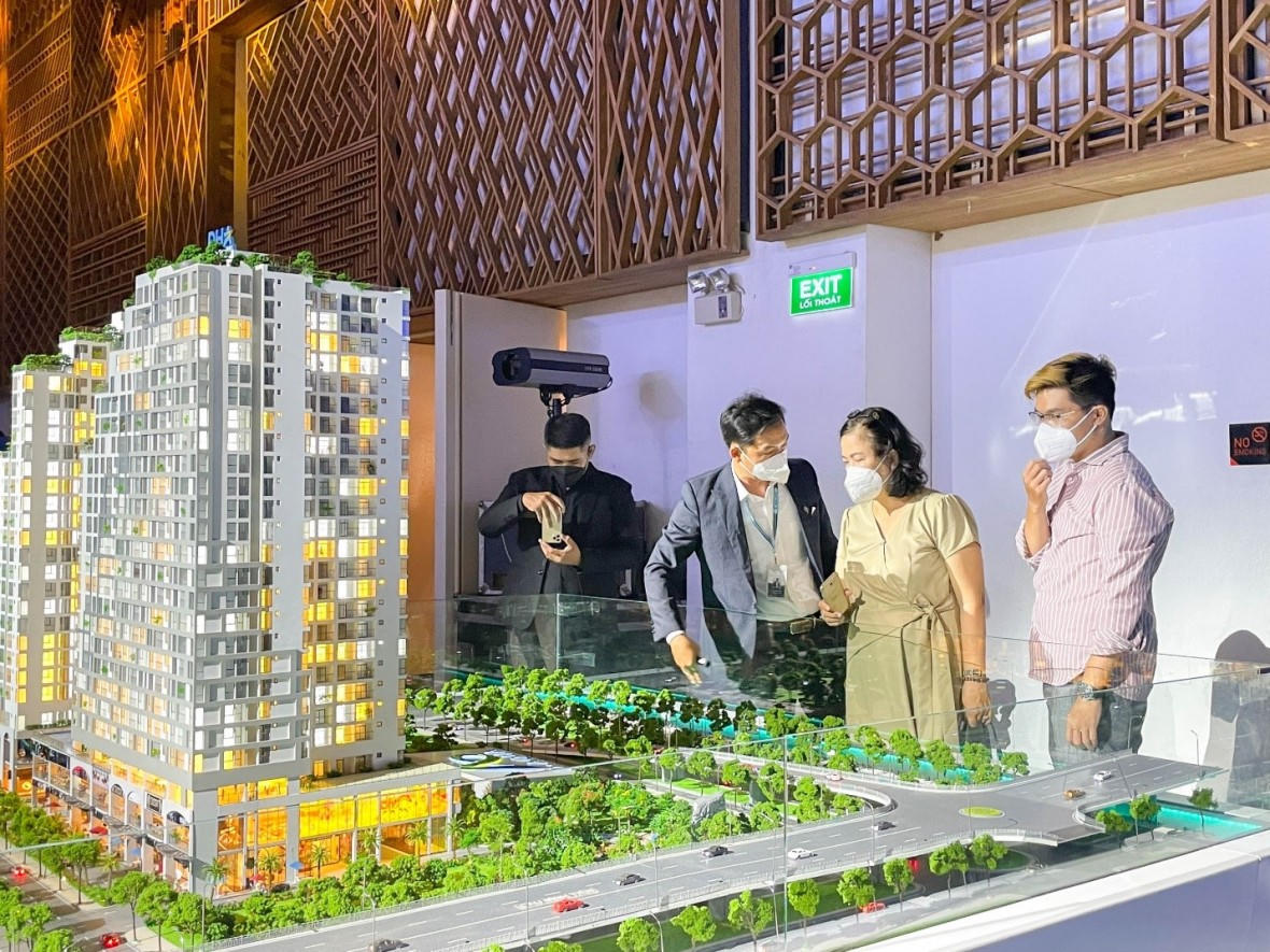 Doanh nghiệp bất động sản cần chủ động tái cấu trúc để tự cứu lấy mình thay vì chờ đợi sự “giải cứu” từ phía cơ quan quản lý nhà nước. &nbsp;