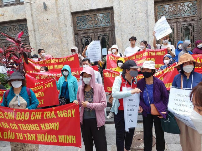 Nhà đầu tư trái phiếu Tân Hoàng Minh treo băng rôn đòi tiền