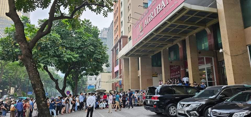 Thuê người xếp hàng gom vàng: Dấu hiệu đầu cơ, cân nhắc khi xuống tiền