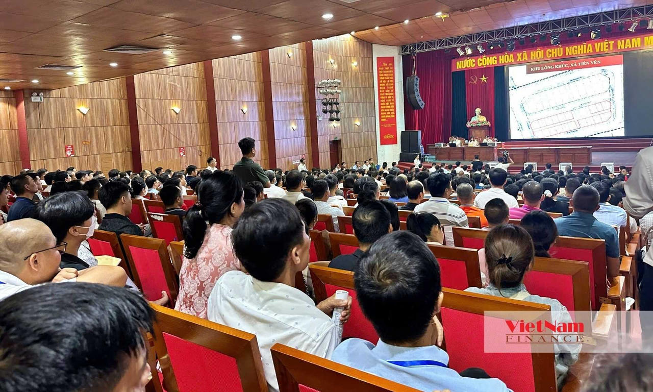 Hội trường nhà văn hoá chật kín người đến tham dự phiên đấu giá. Theo ghi nhận của VietnamFinance, phiên đấu giá này có 500 người tham dự và khoảng 1.500 bộ hồ sơ đăng ký.