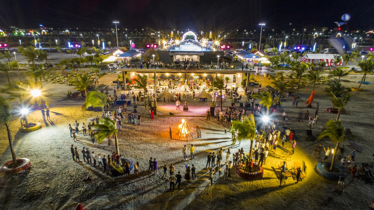 Tại bãi tắm Phương Đông diễn ra nhiều hoạt động sầm uất vào buổi đêm &nbsp;