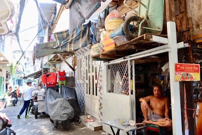 Khu Mả Lạng nhiều nhà chật hẹp, ngõ nhỏ, ẩm thấp. Ảnh: K.C