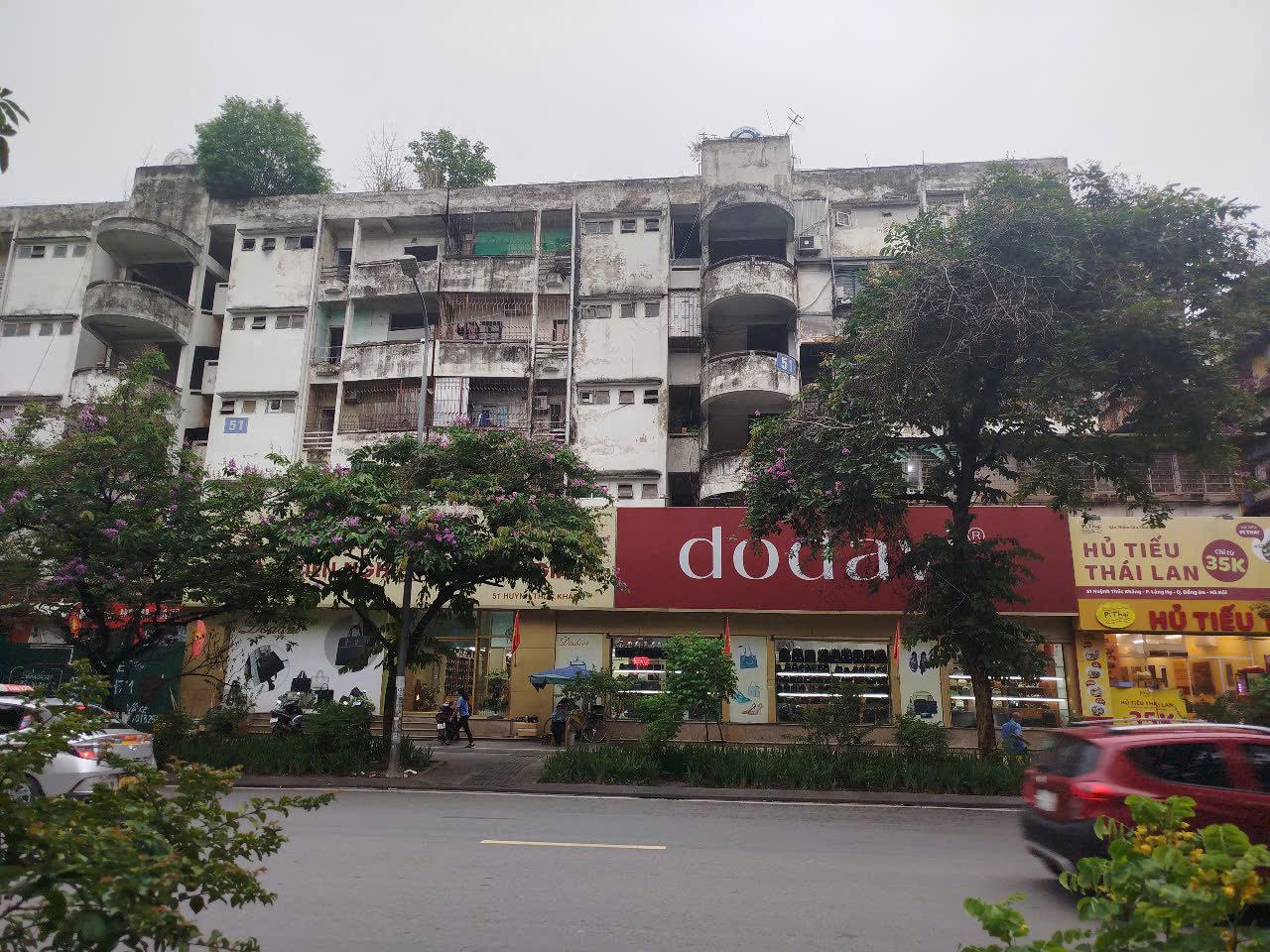 Chung cư cũ tại 51 Huỳnh Thúc Kháng được xây dựng năm 1991, cao 5 tầng.&nbsp;