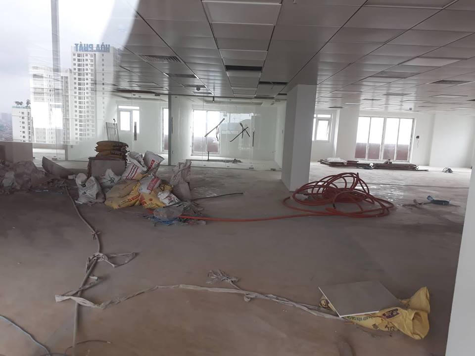 
&nbsp;Hiện CĐT đang thực hiện cơi nới tầng áp mái.
