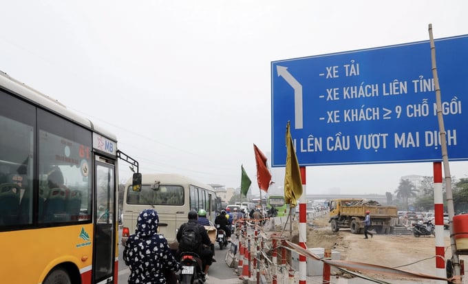 Hai cầu vượt nút giao Mai Dịch trị giá hơn 340 tỷ đồng đang dần hình thành, chuẩn bị về đích cuối tháng 3