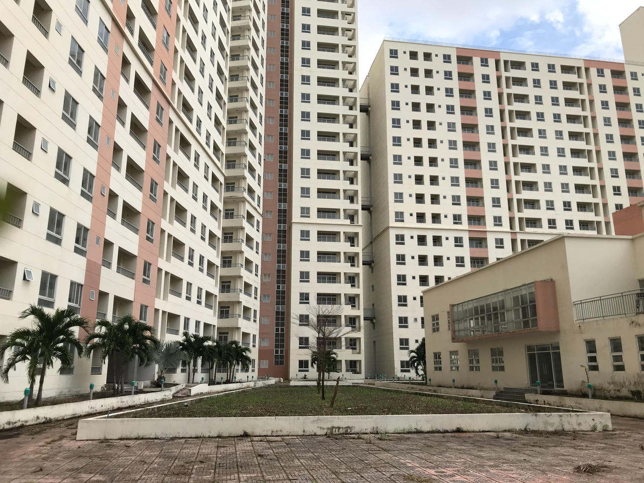 Nhiều dự án căn hộ tái định cư “đắp chiếu” suốt nhiều năm qua tại TP.HCM &nbsp;