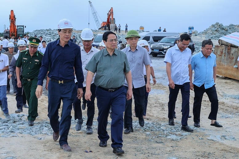 Thủ tướng Phạm Minh Chính kiểm tra dự án cảng nước sâu Mỹ Thủy - Ảnh: VGP/Nhật Bắc