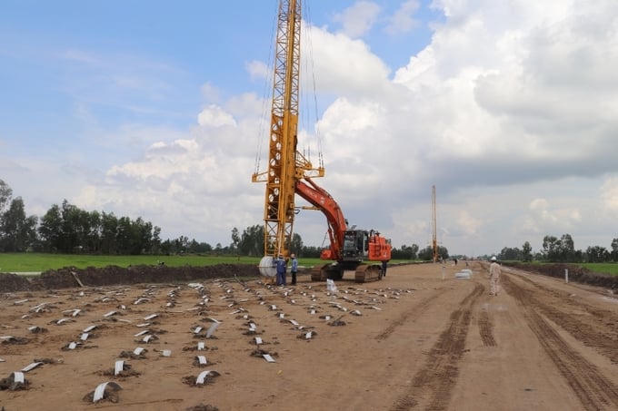 Công nhân và máy móc đang triển khai đẩy nhanh tiến độ. Ảnh: Báo Giao Thông&nbsp;