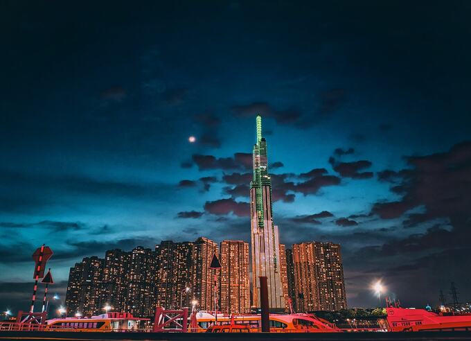 Du khách có thể ngắm nhìn toàn thành phố từ toà nhà Landmark 81. Ảnh: Internet&nbsp;