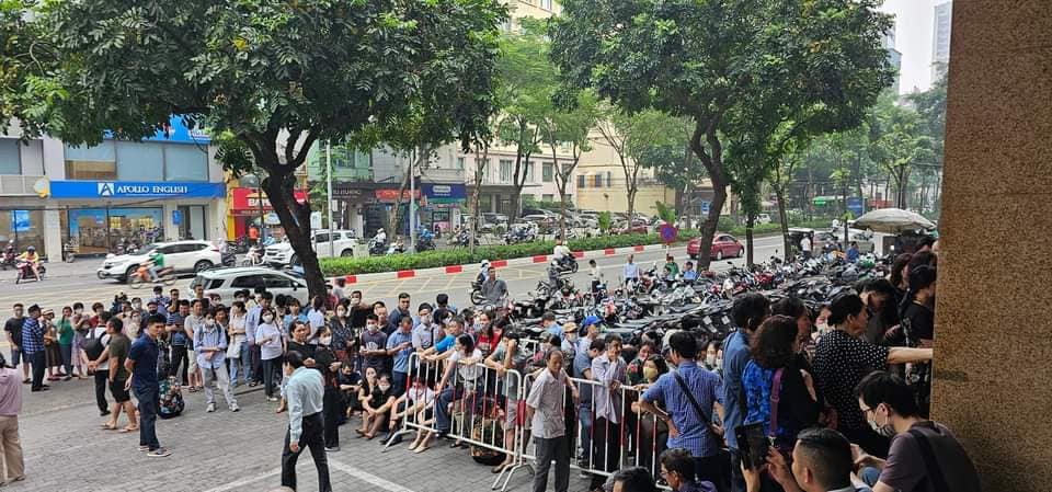 Thuê người xếp hàng gom vàng: Dấu hiệu đầu cơ, cân nhắc khi xuống tiền