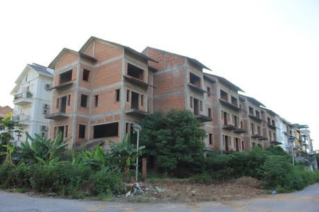 Nhiều căn biệt thự bị bỏ hoang tại dự án Khu đô thị sinh thái Xuân Phương của Tasco. &nbsp;