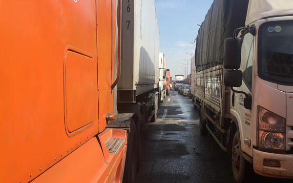 Ngàn xe chôn chân, nút cứng cửa ngõ Sài Gòn từ sáng tới trưa