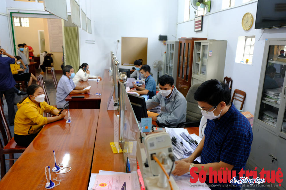 &nbsp;Người dân chờ đợi để làm thủ tục tại bộ phận một cửa ở TP. Gia Nghĩa. &nbsp;