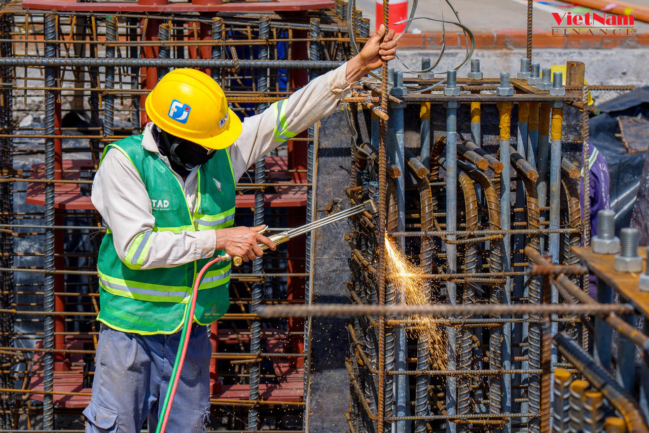 Công nhân đang lắp đặt cụm bulong neo cho cột chống mái hiên