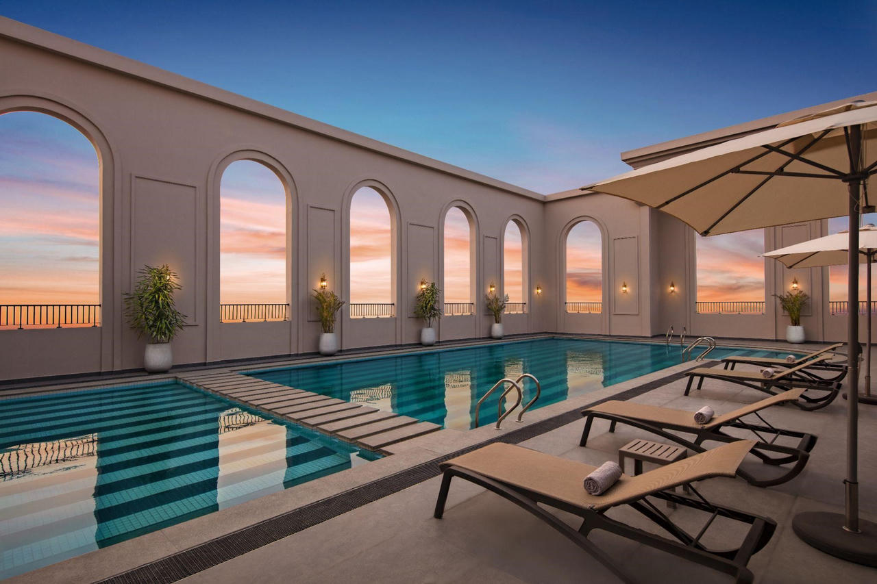 Không gian bể bơi thiết kế theo phong cách cổ điển sang trọng và đẳng cấp &nbsp;