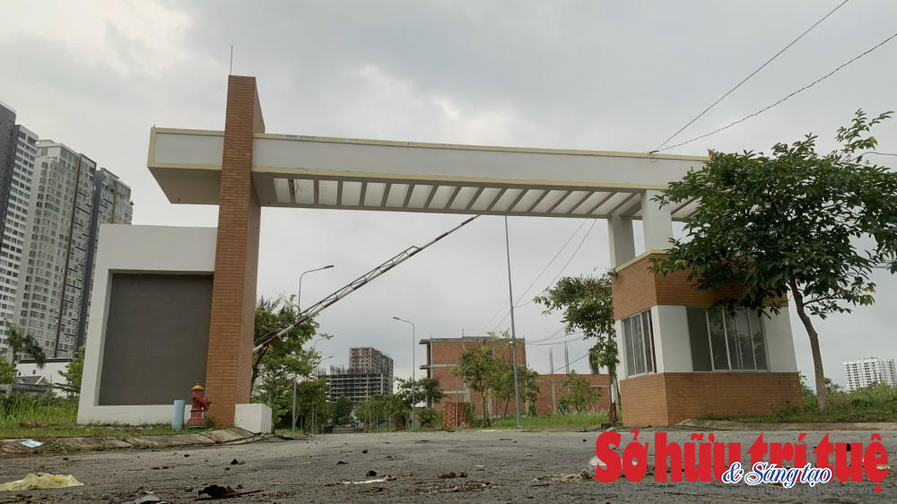 Một số ngôi nhà đang xây dựng dở dang phải tạm dừng vì bị cơ quan chức năng 'tuýt còi'. &nbsp;