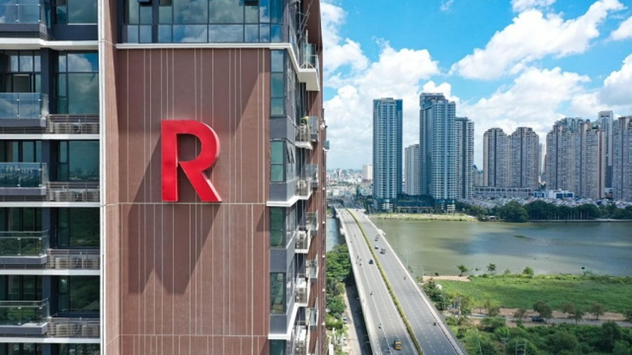 Lịch sử đổi tên, đổi chủ dày đặc