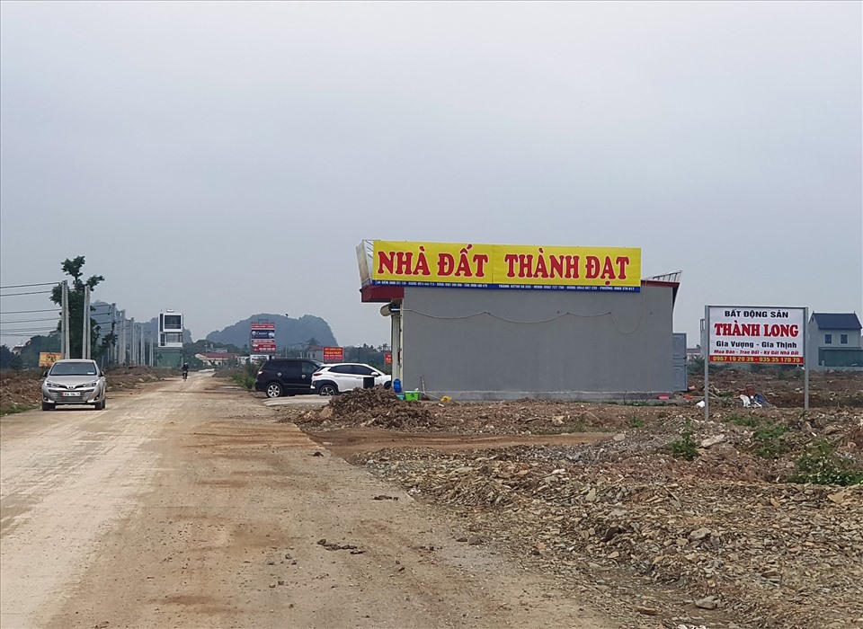 ác ki ốt giao dịch bất động sản được dựng lên để phục vụ nhu cầu mua bán đất tại khu vực xã Gia Thịnh. Ảnh: NT - Báo Lao động &nbsp;