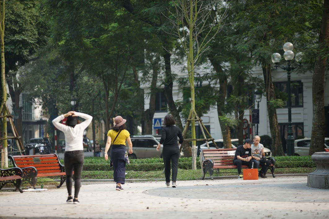 Hà Nội: Dựng rào chắn, treo biển cảnh báo không tụ tập nơi công cộng