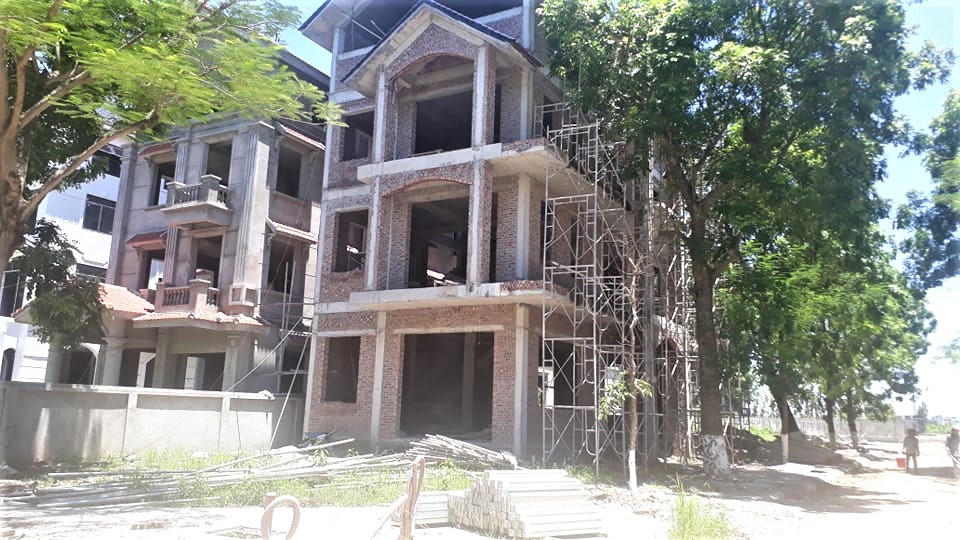 Một số căn biệt thự đang được thi công hoàn thiện để đưa vào sử dụng. &nbsp;