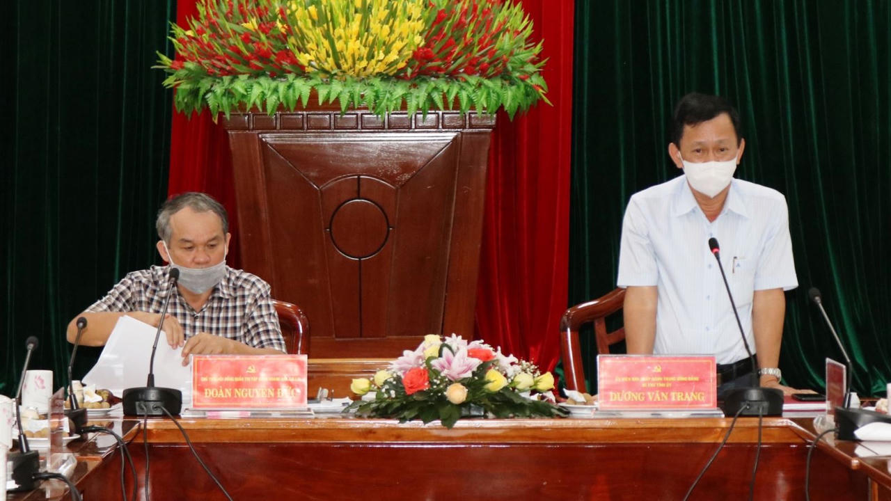 Bí thư Tỉnh ủy Kon Tum (đứng) trong buổi làm việc với Tập đoàn Hoàng Anh Gia Lai &nbsp;