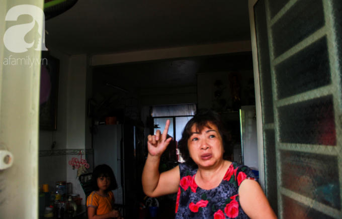 Bà Châu Ngọc Mỹ, cư dân lô C, chung cư Vĩnh Hội cho biết, đi không đành nhưng nếu sống trong tình trạng thấp thỏm lo âu thế này thì chúng tôi không ngủ yên được. 