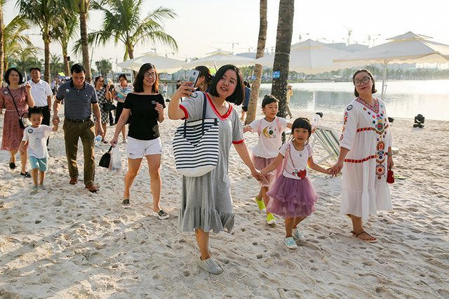 Mỹ Tâm diện váy xẻ sâu, “phiêu” trên sân khấu Thành phố biển hồ