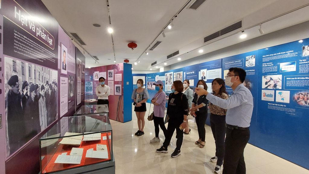 Đoàn các doanh nghiệp và đại diện cơ quan báo chí tham quan Bảo tàng di sản các nhà khoa học Việt Nam trong Công viên di sản các nhà khoa học Việt Nam &nbsp;